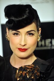 GenluxMagazine03sBritWeekDesignerOfTheYearFashionShowAndAwards_10.jpg
