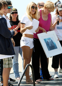 celebrity_paradise.com_Pamela_Anderson_supporting_PETA_at_Malibu_Beach_02.05.2010_07.jpg