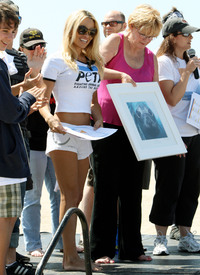 celebrity_paradise.com_Pamela_Anderson_supporting_PETA_at_Malibu_Beach_02.05.2010_08.jpg