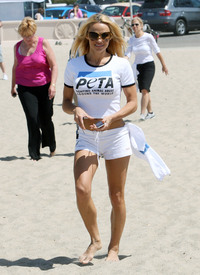celebrity_paradise.com_Pamela_Anderson_supporting_PETA_at_Malibu_Beach_02.05.2010_09.jpg
