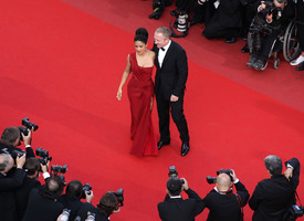 salma_hayek_cannes_wall_street_2_premiere_18.jpg