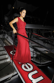 celebrity_paradise.com_SalmaHayek_Yacht_Cannes_010.jpg