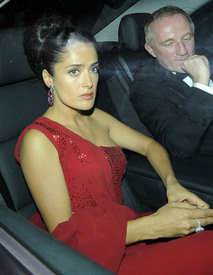 celebrity_paradise.com_SalmaHayek_Yacht_Cannes_016.jpg