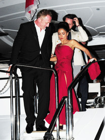 celebrity_paradise.com_SalmaHayek_Yacht_Cannes_024.jpg