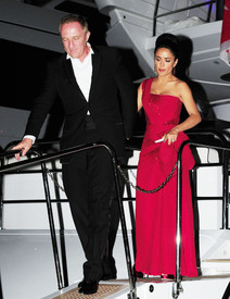 celebrity_paradise.com_SalmaHayek_Yacht_Cannes_026.jpg