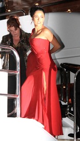 celebrity_paradise.com_SalmaHayek_Yacht_Cannes_039.jpg