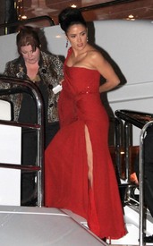 celebrity_paradise.com_SalmaHayek_Yacht_Cannes_041.jpg