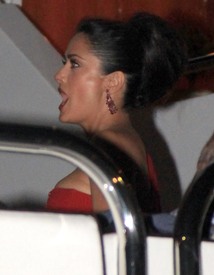 celebrity_paradise.com_SalmaHayek_Yacht_Cannes_045.jpg