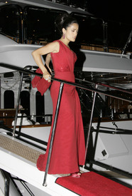 celebrity_paradise.com_SalmaHayek_Yacht_Cannes_047.jpg
