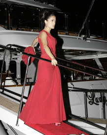 celebrity_paradise.com_SalmaHayek_Yacht_Cannes_048.jpg