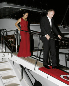 celebrity_paradise.com_SalmaHayek_Yacht_Cannes_049.jpg