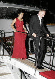 celebrity_paradise.com_SalmaHayek_Yacht_Cannes_052.jpg