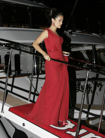 celebrity_paradise.com_SalmaHayek_Yacht_Cannes_073.jpg