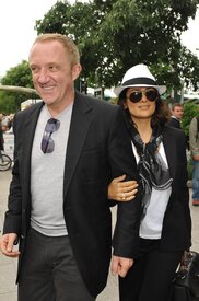 celebrity_paradise.com_Salma_Hayek_French_Tennis_Open_021.jpg