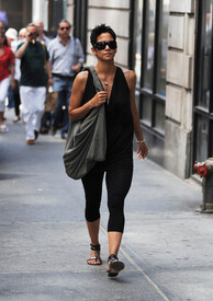 Preppie_HalleBerrywalkinghomeafterlunchwithafriend1.jpg