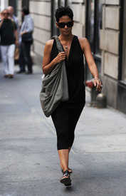 Preppie_HalleBerrywalkinghomeafterlunchwithafriend11.jpg