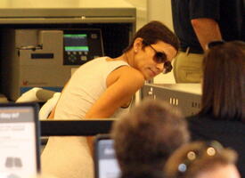 celebrity_paradise.com_TheElder_HalleBerry2010_05_07_AtLAX10.jpg