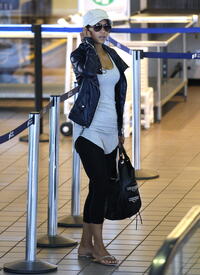 celebrity_paradise.com_TheElder_HalleBerry2010_05_07_AtLAX7.jpg