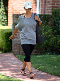 celebrity_paradise.com_TheElder_HalleBerry2010_05_25_outandaboutinWestHollywood3.jpg