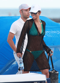 Halle Berry hit the beach in Miami_04.jpg