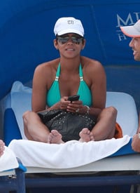 Halle Berry hit the beach in Miami_09.jpg