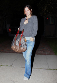 celebrity_paradise.com_Rachel_Bilson_visiting_a_friend_in_North_Hollywood_05.05.2010_03.jpg