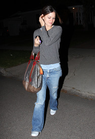 celebrity_paradise.com_Rachel_Bilson_visiting_a_friend_in_North_Hollywood_05.05.2010_04.jpg