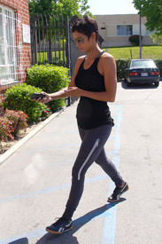 HalleBerryworkingwithalocalcharityinInglewood_13.jpg