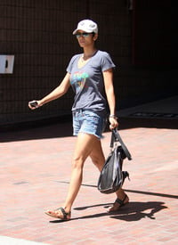 Halle Berry heads over to a friends house in Hollywood_01.jpg