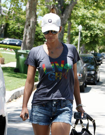 Halle Berry heads over to a friends house in Hollywood_02.jpg