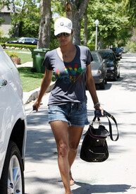 Halle Berry heads over to a friends house in Hollywood_03.jpg
