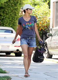 Halle Berry heads over to a friends house in Hollywood_12.jpg