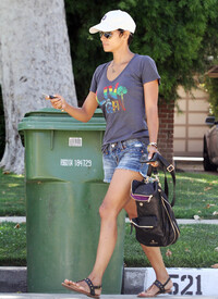 Halle Berry heads over to a friends house in Hollywood_17.jpg