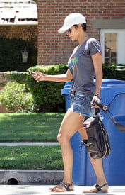 Halle Berry heads over to a friends house in Hollywood_18.jpg