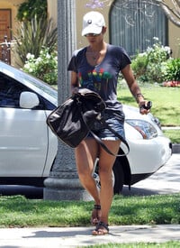 Halle Berry heads over to a friends house in Hollywood_19.jpg