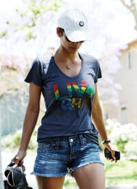 Halle Berry heads over to a friends house in Hollywood_21.jpg