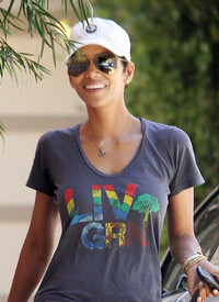 Halle Berry heads over to a friends house in Hollywood_24.jpg