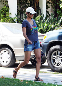 Halle Berry heads over to a friends house in Hollywood_26.jpg