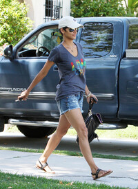 Halle Berry heads over to a friends house in Hollywood_27.jpg