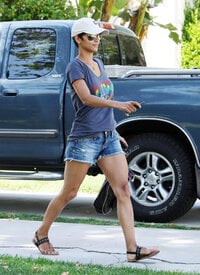 Halle Berry heads over to a friends house in Hollywood_28.jpg