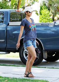 Halle Berry heads over to a friends house in Hollywood_29.jpg