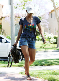 Halle Berry heads over to a friends house in Hollywood_30.jpg