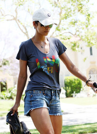 Halle Berry heads over to a friends house in Hollywood_31.jpg