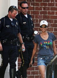 Halle Berry heads over to a friends house in Hollywood_33.jpg