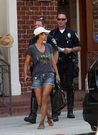 Halle Berry heads over to a friends house in Hollywood_35.jpg