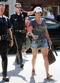 Halle Berry heads over to a friends house in Hollywood_36.jpg