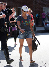 Halle Berry heads over to a friends house in Hollywood_38.jpg