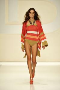 Laura_Biagiotti_Podium_spring_fashion_2010_015_runway.jpg