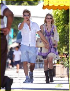 alex_pettyfer_dianna_agron_jumps_02.jpg