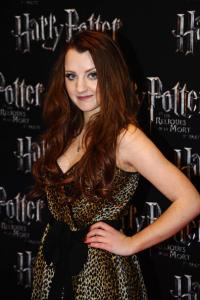 Evanna_Lynch_Premiere_Harry_Potter_Deathly_43nXWWi1BEul.jpg